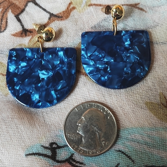 Marbled Dark Blue Earrings and Faux Lapis Wood Bead Memory Wire Bracelet Set - Picture 5 of 7